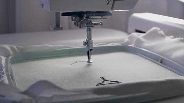 Machine hímzés dolgozik. Működő hímzés gép. Textil - szakmai és ipari hímzés gép. Tű gyorsan mozog, hímzés minta — Stock videók