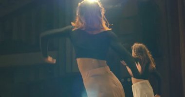 Sahne Alanı'nda çağdaş dans performansı dansçılar. Arkadan Görünüm.