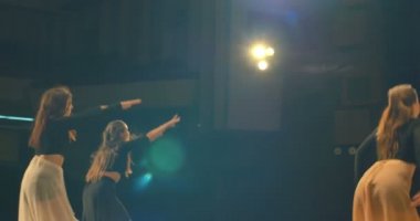 Sahne Alanı'nda çağdaş dans performansı dansçılar. Arkadan Görünüm.