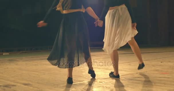 Kortárs tánc előadás a táncosok a színpadon. Hátulnézet. — Stock videók
