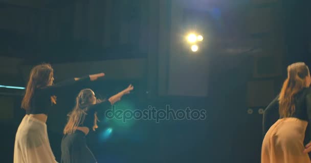 Performance de dança contemporânea de dançarinos no palco. Visão traseira . — Vídeo de Stock