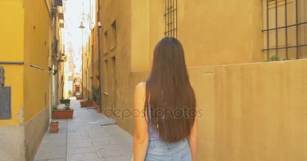 Joven turista mujer caminando por la pequeña calle en un día soleado. Chica pasar vacaciones en Europa, explorar el casco antiguo medieval . — Vídeos de Stock