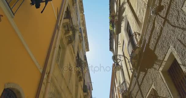 Zu Fuß durch die enge alte europäische Stadt. Blick auf alte Gebäude. Italien — Stockvideo