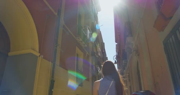 Güneşli bir günde küçük Caddede yürüyen genç turist kadın. Ortaçağdan kalma eski şehir keşfetmek Avrupa'da tatil harcama kız. — Stok video