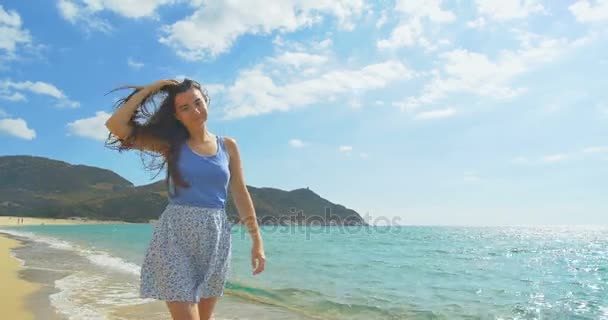 Attraktive Frauen, die am Sandstrand spazieren gehen. klares blaues Wasser — Stockvideo