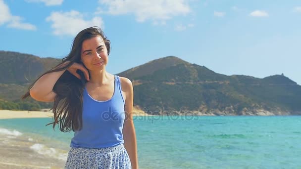 매력적인 여성 모래 해변을 따라 산책입니다. 맑고 푸른 물 슬로우 모션 — 비디오
