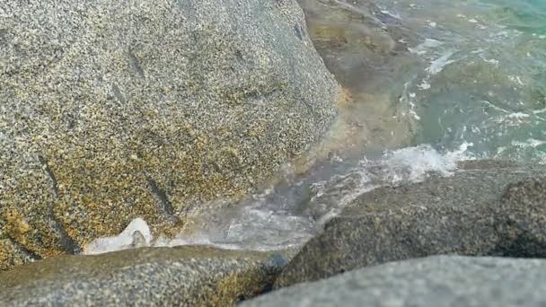 Vågorna kraschar på stenar i havet. Slowmotion närbild — Stockvideo