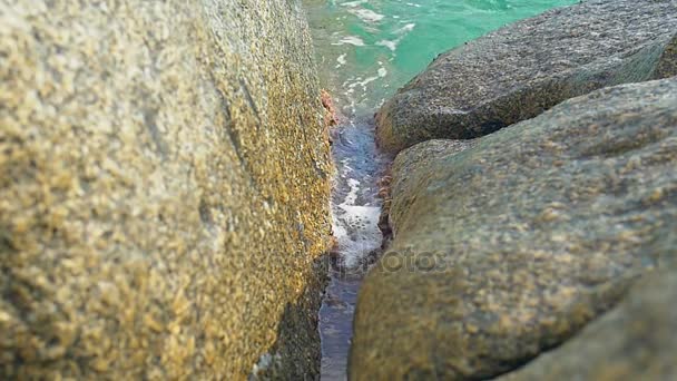Vagues s'écrasant sur des pierres dans la mer. Gros plan sur Slowmotion — Video