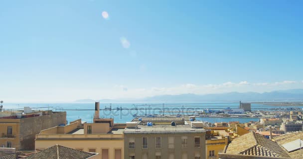 Міський пейзаж і море довгий зосередитися Кальярі, Італія панорамирование постріл — стокове відео