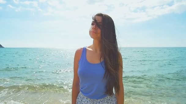 Retrato de mujer en la playa. Playa soleada y agua azul clara. Movimiento lento . — Vídeo de stock