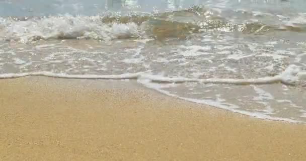Olas aterrizando en la playa de arena. Agua azul clara — Vídeo de stock