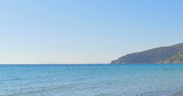 Vista panorámica al mar en verano día soleado. Paisaje marino . — Vídeo de stock