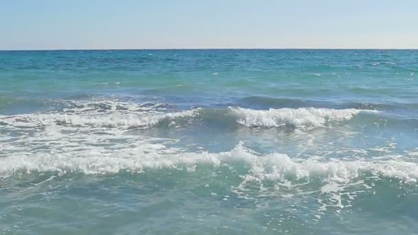 Vagues débarquant sur la côte. Eau bleue claire. Mouvement lent — Video