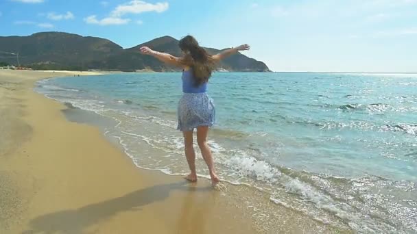 Attraente femmina che corre lungo la spiaggia sabbiosa. Acqua limpida blu Slow Motion — Video Stock