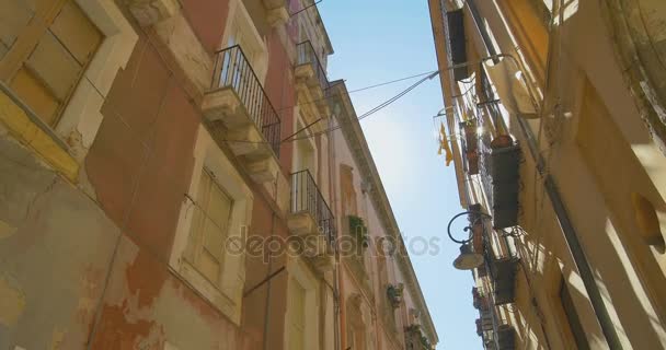 Passeggiando nella stretta vecchia città europea. Vecchia vista sulle cime dell'edificio. Italia — Video Stock