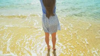 Genç kız Eller yukarı yavaş deniz kenarında plajda yükseltti.