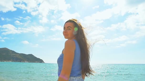 Retrato de mulher na praia. Praia ensolarada e água azul clara. Movimento lento . — Vídeo de Stock