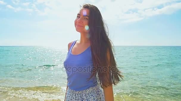 Retrato de mujer en la playa. Playa soleada y agua azul clara. Movimiento lento . — Vídeo de stock