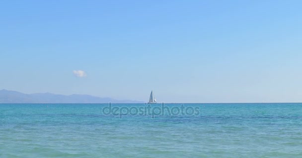 Yacht à l'horizon. Vue sur la mer en été journée ensoleillée. Paysage marin . — Video