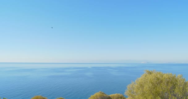 Το ελικόπτερο που φέρουν πάνω από τη θάλασσα. Πανοραμική θέα στην ηλιόλουστη μέρα του καλοκαιριού. Θαλασσινό τοπίο. — Αρχείο Βίντεο