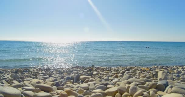 Vagues atterrissant sur la plage de pierre. Eau bleue claire . — Video