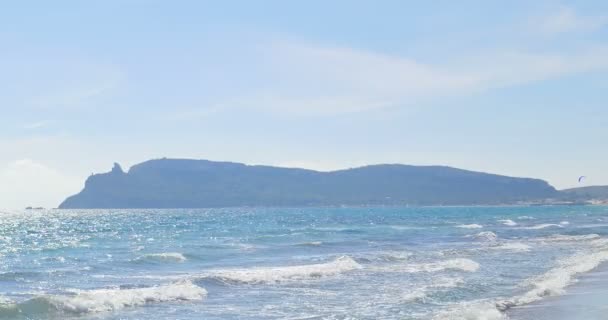 Onde che atterrano sulla spiaggia sabbiosa. Acqua cristallina blu — Video Stock