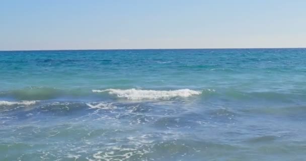 Olas aterrizando en la costa. Agua azul clara — Vídeo de stock