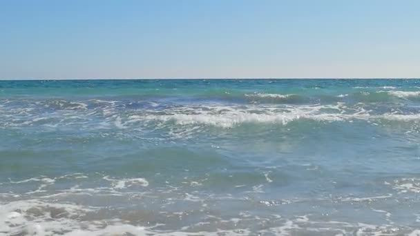 Vagues débarquant sur la côte. Eau bleue claire. Mouvement lent — Video