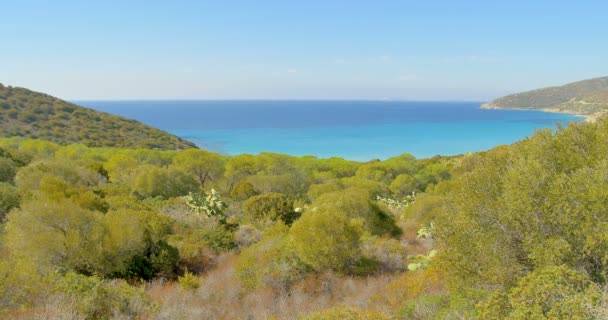 Panoramisch uitzicht op zee op een zonnige zomerdag. Zee, landschap. — Stockvideo