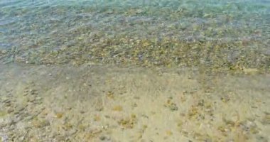 Köpüklü taze dalgalı temiz su bir güneşli yaz gününde parlıyor. Deniz