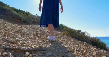 Genç kız Eller yukarı hill adlı deniz üzerine yükseltti. Açık deniz mavi su.