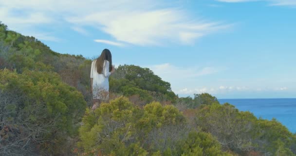 Pretty young woman tourist walking in the desert mountains near sea. — Stock Video