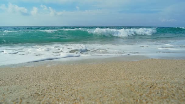 Vagues atterrissant sur une plage de sable fin. Eau bleue claire. Mouvement lent . — Video