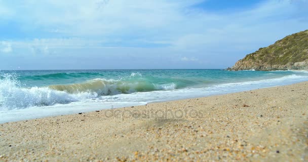 Hullámok leszálló homokos strandon. Tiszta kék víz — Stock videók