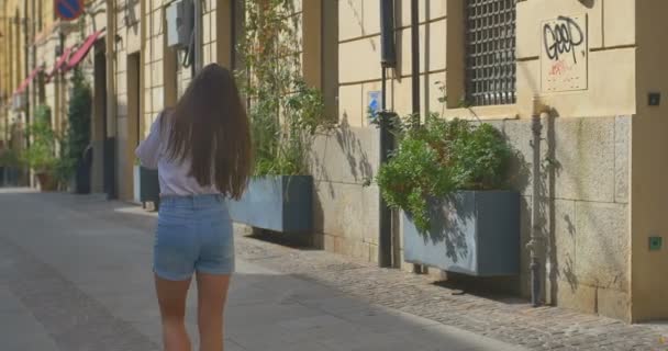 Güzel kadın bacakları yürür eski Avrupa şehri — Stok video