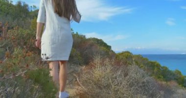 Genç ve güzel kadın turist çöl dağlar deniz kenarında yürüyüş.