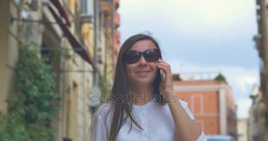 Kadın eski Avrupa şehri, steadicam vurdu cep telefonu üzerinde söz