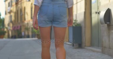 Güzel kadın eski Avrupa şehri üzerinde yürüyor