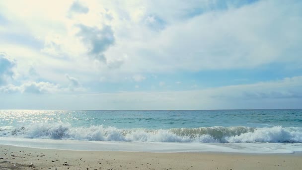 Хвилі приземляються на піщаному пляжі. Чиста блакитна вода. Повільний рух . — стокове відео