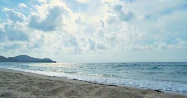 Хвилі приземляються на піщаному пляжі. Прозора блакитна вода — стокове відео