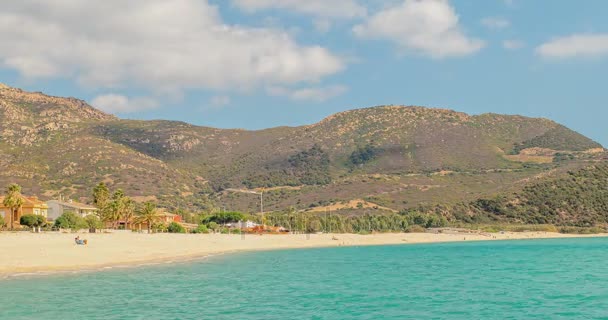 Popoli sulla spiaggia nella giornata di sole. Acqua limpida blu. Timelapse — Video Stock