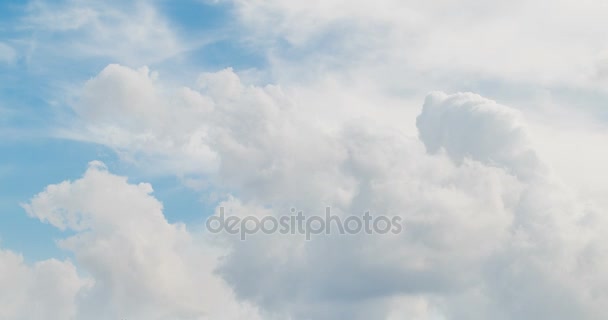 Witte wolken vliegen op blauwe lucht. Tijdsverloop — Stockvideo