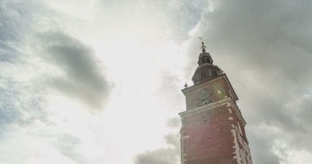 Vecchia Torre del Municipio con orologio. Nuvole di fondo. Timelapse — Video Stock