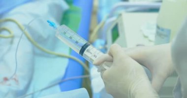 Kadın doktor eller büyük şırıngada hortumuyla holding