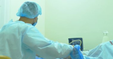 Bir doktor modern sonogram ven skleroterapi yordamda görüntülemek için kullanır. Cerrahi, yakın çekim bir yöntem ve varisli damarlar