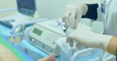 Kadın doktor eller iki şırıngada holding