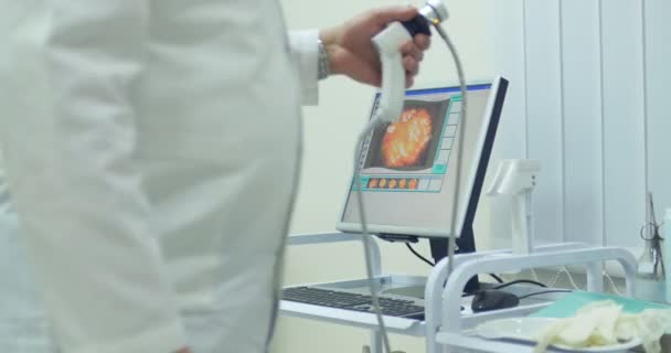 Primer plano de las manos médicas de trabajo con PC y dispositivos. El médico masculino está trabajando en una PC en un laboratorio — Vídeos de Stock