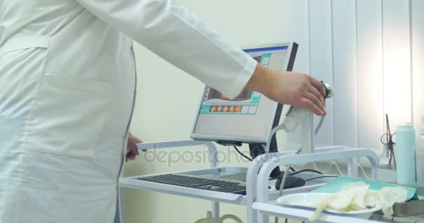 Крупный план рабочих рук врача с компьютером и устройствами. Мужчина-врач работает над компьютером в лаборатории — стоковое видео