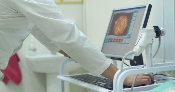 Nahaufnahme arbeitender medizinischer Hände mit PC und Geräten. Arzt arbeitet im Labor an einem PC — Stockvideo