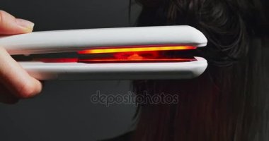 Buharlaşan su, yüksek teknoloji işlemi. Saç için elektronik cihaz